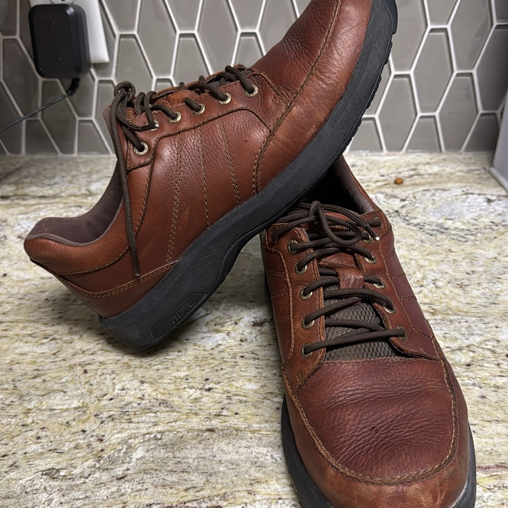 Men’s new balance leather shoe